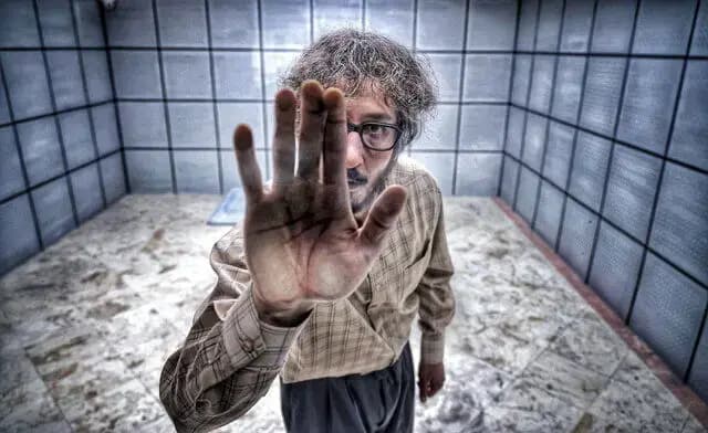 بهرام افشاری مرد عینکی می‌شود 
