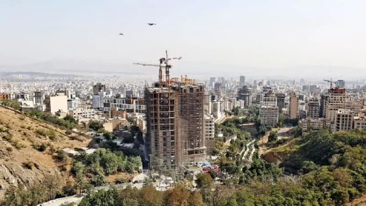 کشتی حامل 50 اتوبوس برقی به بندرعباس رسید