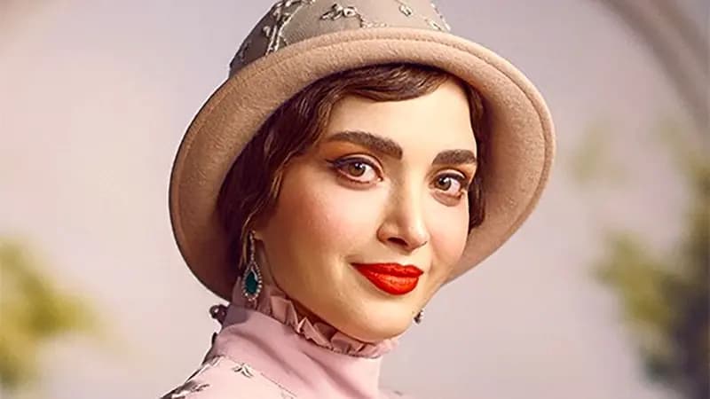 بهنوش طباطبایی و ترلان پروانه در پشت صحنه سریال سووشون / چه لباس های خوشرنگی+ عکس