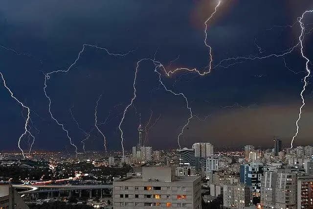 عکس هوایی از وضعیت دریاچه ارومیه در مسیر پل میانگذر