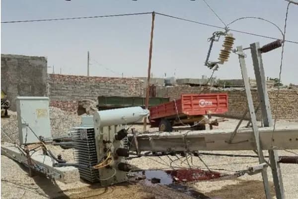 سقوط ۱۱ اصله پایه شبکه برق بر اثر طوفان شدید در شهرستان هامون