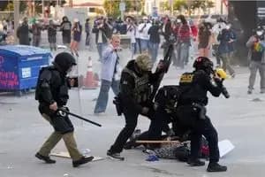 حضور تک‌تیراندازان بر بام ساختمانی در میانه اعتراضات لس آنجلس