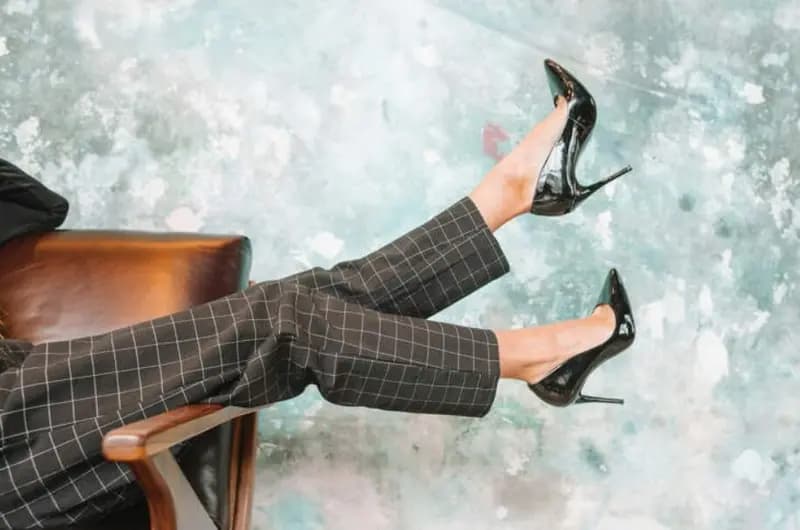 پوشیدن کفش پاشنه بلند در این شهر نیاز به مجوز دارد