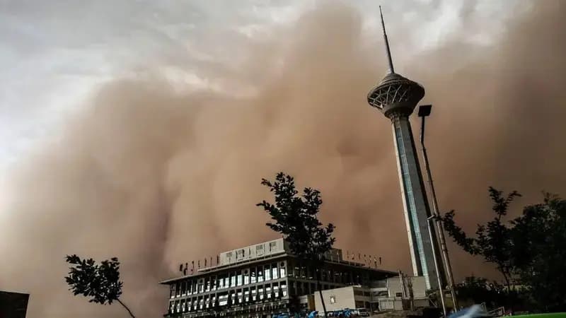 طوفان و گردوخاک در راه پایتخت؛ آسمان تهران سیاه می‌شود