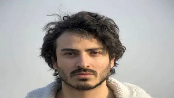 فیلم/ محسن کیایی: زمانی که با خانومم آشنا شدم من 21 سالم بود خانومم 20 سالش بود ما با همدیگه بزرگ شدیم، تو خونمون بچه ها میان میرن فک میکنن ...!