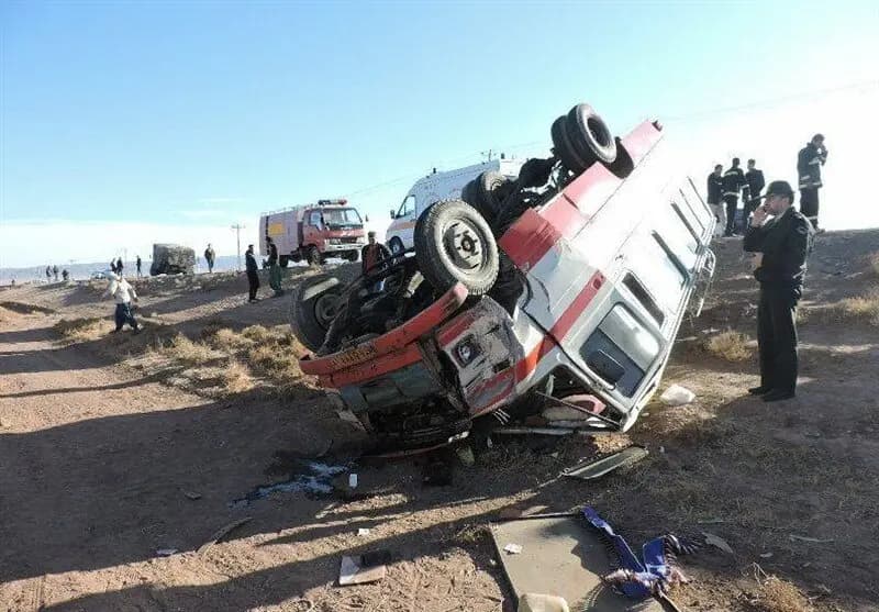 واژگونی مینی‌بوس در جاده اراک به قم ۱۵ مصدوم برجا گذاشت