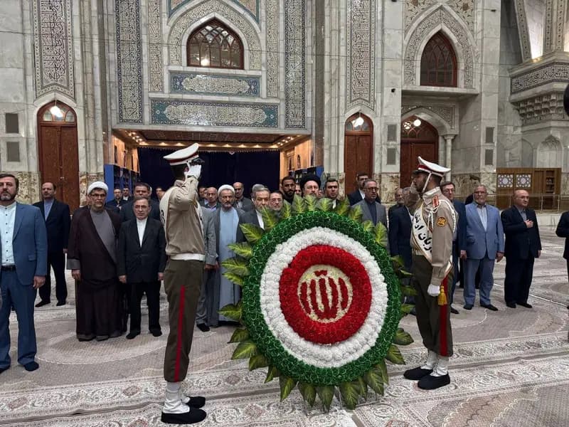تجدید بیعت عراقچی و کارکنان وزارت خارجه با  آرمان‌های امام راحل
