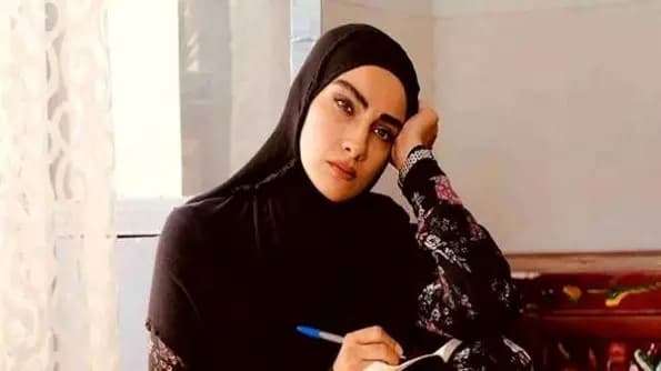 عکس های  دکوراسیون جذاب خانه مجردی ساناز سعیدی با قاب عکس نقاشی خودش ! / بی عشق سر مکن که دلت پیر می شود !