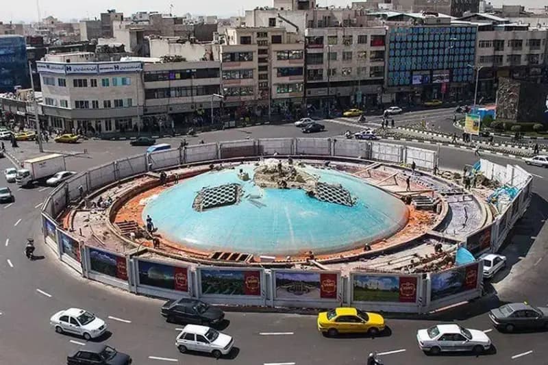 تصویر توجه‌برانگیز از دیوارنگاره میدان انقلاب/عکس