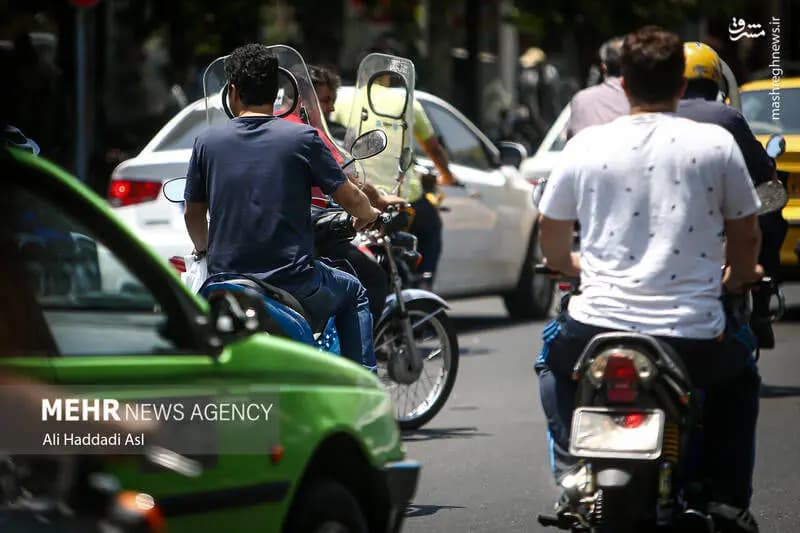 حال و هوای غم‌انگیز یک جوان موتورسوار در ترافیک تهران