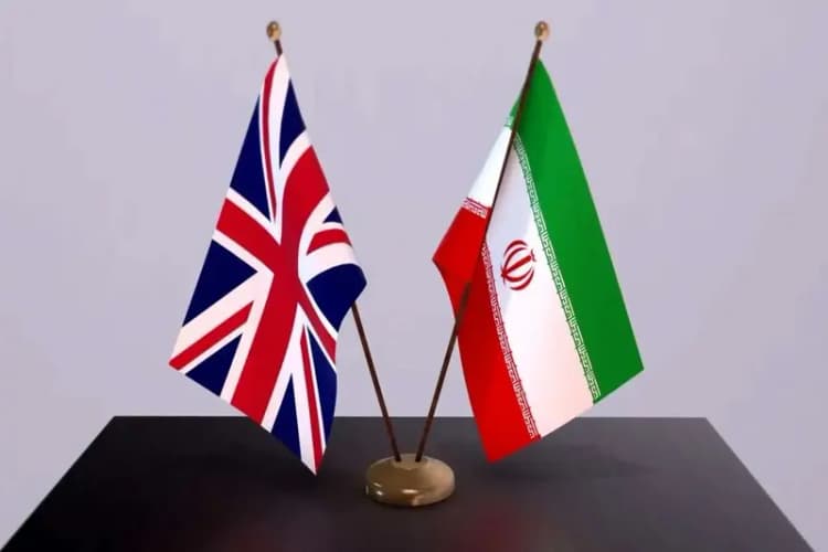 لحظه بریدن کیک توسط عراقچی در جشن روز آفریقا