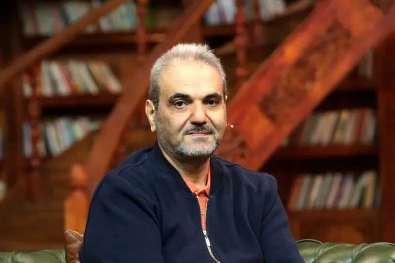 جواد خیابانی در آغوش مجری سمت خدا