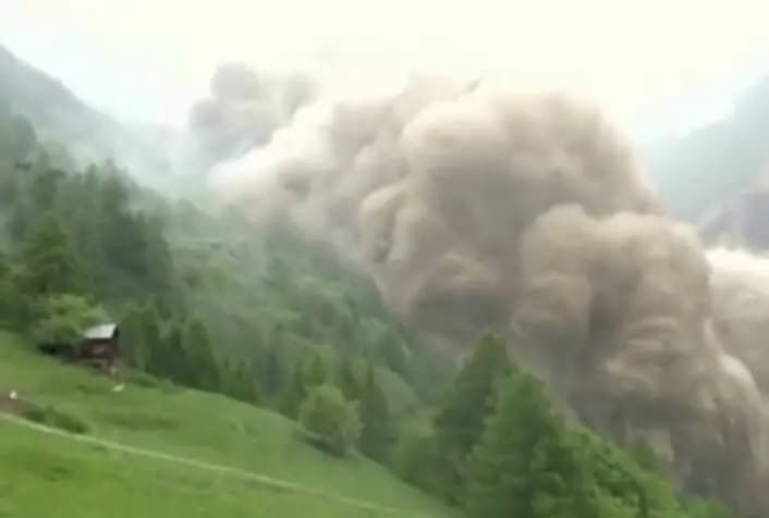 فیلم/ یخچال طبیعی، روستایی را در سوئیس بلعید!