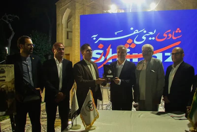 گواهینامه ثبت  رکورد ملی پیاده‌روی به شهردار شیراز اهدا شد