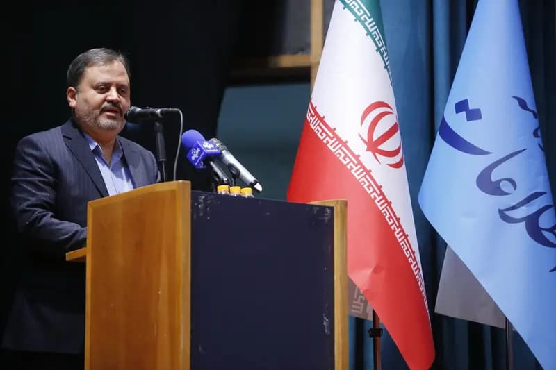 سردبیر اطلاعات چه گفت که همه ایستادند و وزیر را تشویق کردند؟