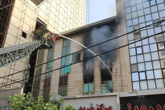 حریق در دفتر اسناد خیابان ستارخان/ عکس