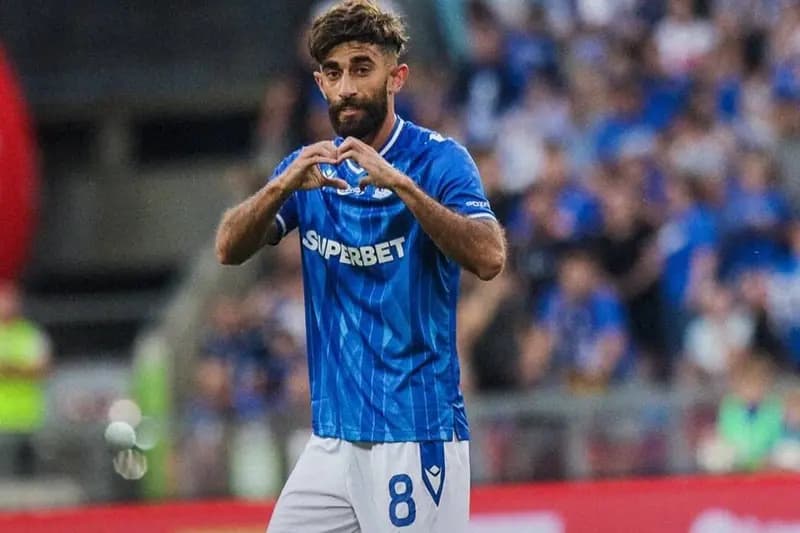 عکس| بوسه گزینه پرسپولیس بر جام قهرمانی لهستان