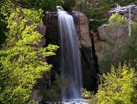 زیبایی آبشار گنج‌نامه به روایت تصویر