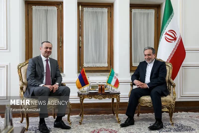 دیدار دبیر شورای امنیت ملی ارمنستان با عراقچی
