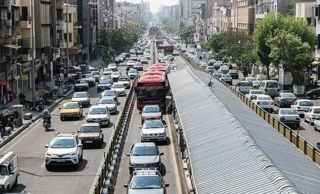 انتقاد از تردد خودروهای مسئولین در خطوط ویژه