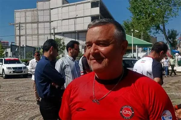 پیراهن تراکتور بر تن سرمربی تیم دوچرخه‌سواری ترکیه‌ 