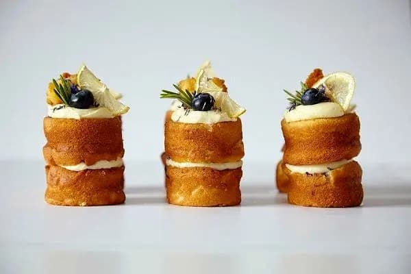 طرز تهیه مینی کیک تولد؛ یک دستور ساده با نتیجه‌ای چشم‌نواز و خوش‌طعم