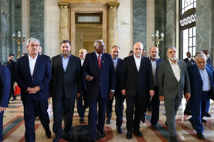 امروز پرچم عزت کشور را مقام معظم رهبری در دست گرفته است