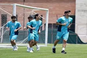 عکس دو نفره رونالدو و سرمربی سابق تراکتور با جام قهرمانی