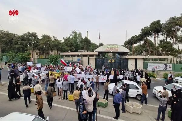 تجمع دانشجویان در حمایت از برنامه هسته‌ای مقابل سازمان انرژی اتمی+فیلم