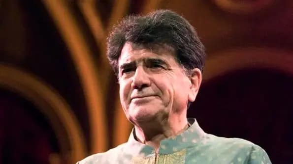 فیلم آواز فوق العاده  خلبان ایرانی  برای مادرش ! /  چه رقصی با آهنگ تو جون منی مادر عمرمنی مادر کرد !
