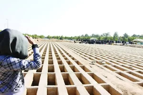 دو پسر فقیر در حال خوردن ماکارونی در خیابان های ناپل، ایتالیا، دهه ۱۸۹۰میلادی