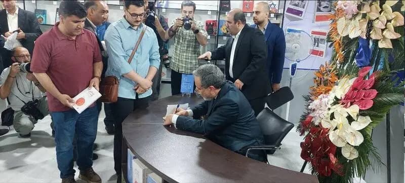 حضور «عراقچی» در نمایشگاه کتاب +عکس