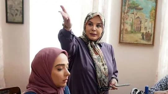 عکس های  دکوراسیون جذاب خانه مجردی ساناز سعیدی با قاب عکس نقاشی خودش ! / بی عشق سر مکن که دلت پیر می شود !