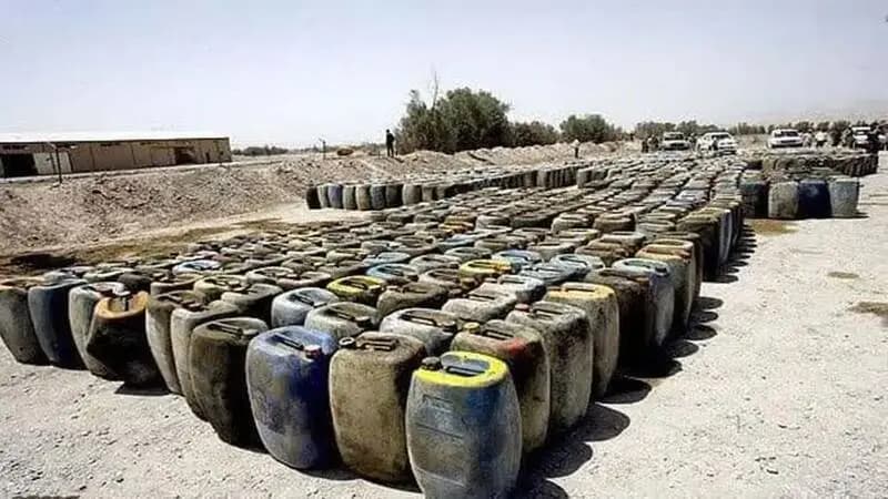 فیلم/ کشف ده‌ها انبار سوخت غیرمجاز در بندرعباس