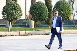 یک اتفاق عجیب در روز انتخابات هیات رئیسه مجلس؛ پخش گسترده تراکت‌های تبلیغاتی! 