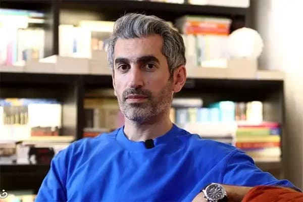 آن رویِ مجتبی جباری که پشت ویترین کتاب فروشی‌اش پنهان مانده بود