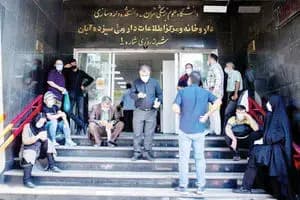 عکسی از سید حسن نصرالله در ۲۰ سالگی در کنار مادرش