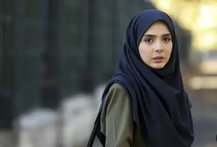 سها نیاستی با استایلی جوانانه مقابل برج ایفل/ تیپ خاص بازیگر ایرانی در پاریس خبرساز شد
