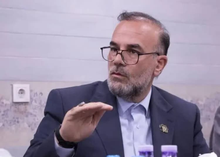 کوه دهک باشت همچنان در آتش؛جدال انسان با طبیعت برای مهار آتش سوزی