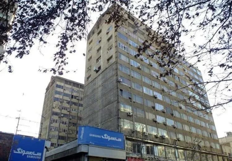 دو پسر فقیر در حال خوردن ماکارونی در خیابان های ناپل، ایتالیا، دهه ۱۸۹۰میلادی