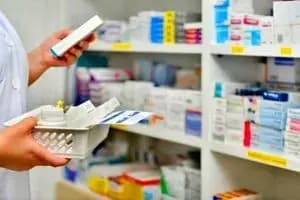 توقف عرضه اینترنتی دارو، اقدامی درست و بجا بود