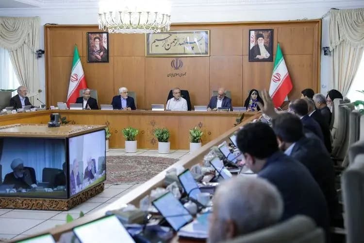 هشدار یک نماینده به سران انگلیس/ گورستان انگلیسی‌ها در بوشهر را مایه عبرت خود بدانید/ همه مردم ایران بسیجی و سپاهی محسوب می‌شوند