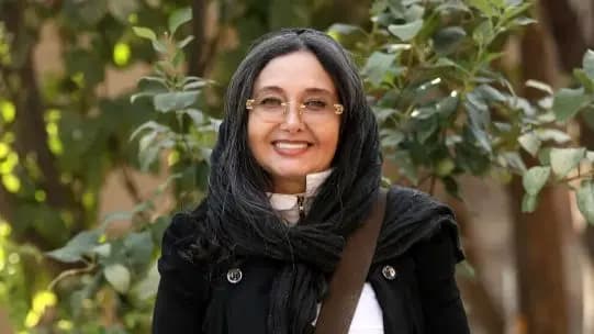 فیلم / مادر جواد عزتی در وحشی: به هومن سیدی گفتم فقط سیگار و چایی من رو برسون !