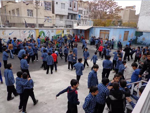 جشن عجیب و غریب چند دانش‌آموز مقابل مدرسه