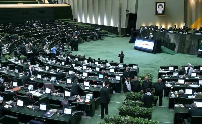 قالیباف و رسایی بعد از تنش در مجلس، شکار دوربین عکاسان شدند/ تصاویری از خوش و بش نمایندگان