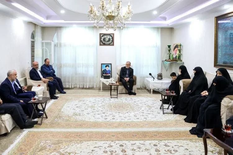 دیدار رئیس‌جمهور پزشکیان با خانواده شهدای خدمت