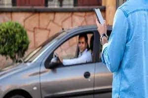 ​واگذاری صدور مجوز تاکسی‌های اینترنتی به شهرداری‌، اثرات مخرب روی رشد اقتصادی دارد

