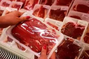 کاهش  ۱۶ درصدی عرضه گوشت قرمز در کشتارگاه‌های رسمی