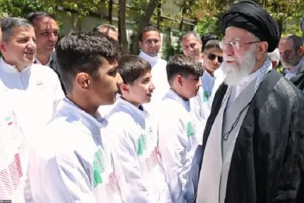 دیدار رهبر انقلاب با افتخارآفرینان کاروان دانش‌آموزی امید ایران