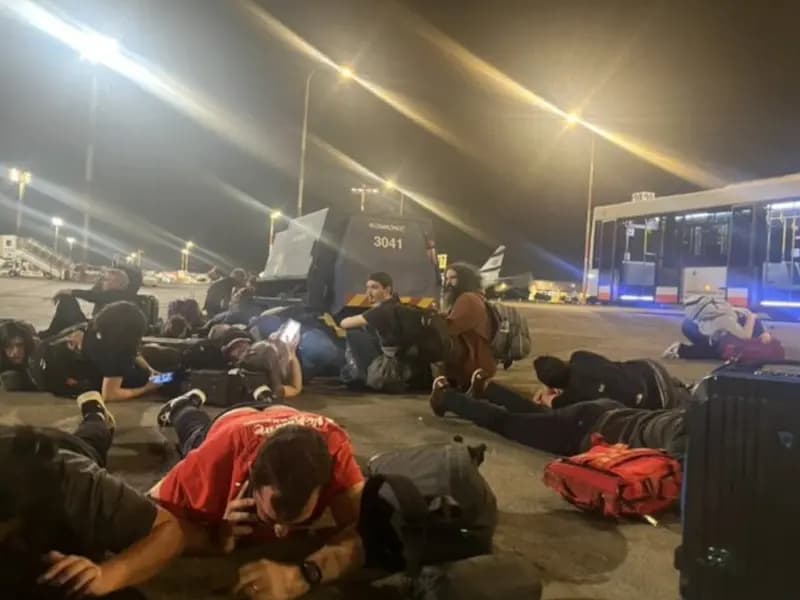 سخنگوی نظامی انصارالله: در یک عملیات نطامی، فرودگاه بن‌گوریون را با موشک بالستیک هدف قرار دادیم؛ این موضوع منجر به توقف ناوبری شد